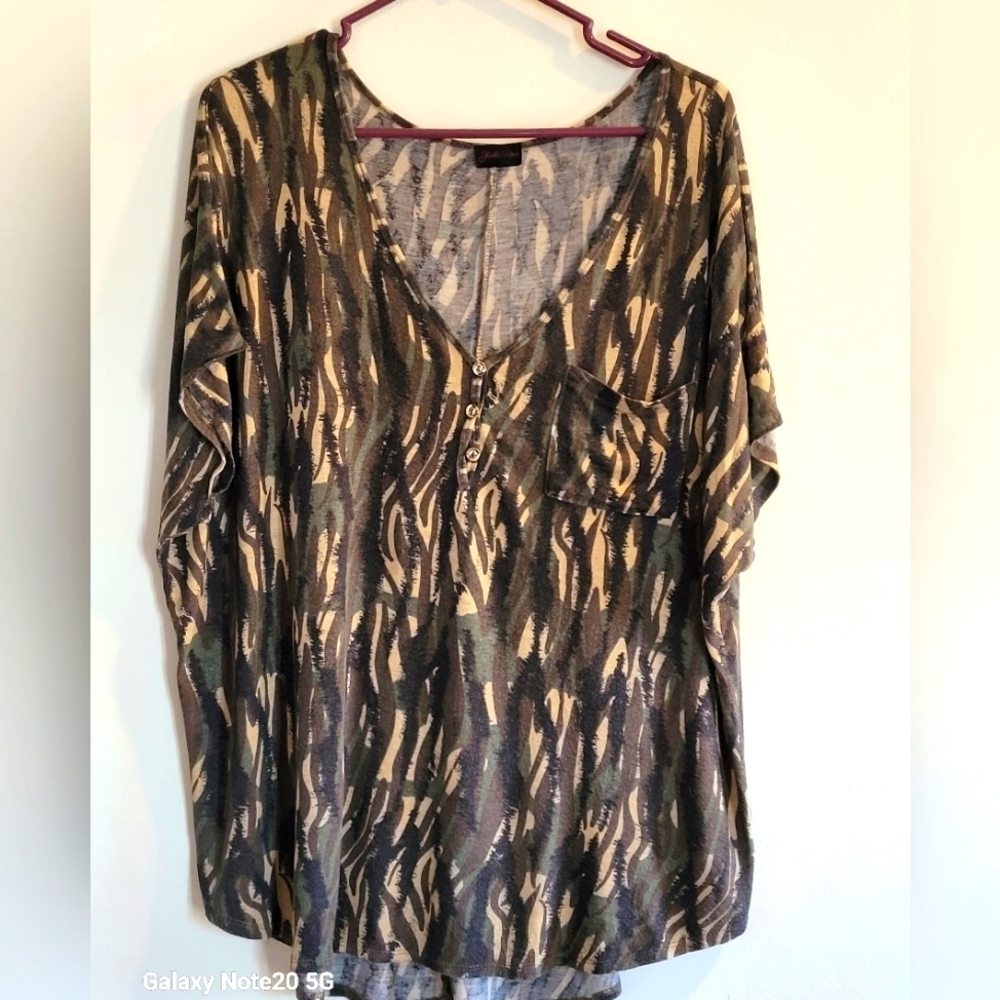 SHEILA ROSE,  jungle print, batwing sleeve t-shirt in green tones. Size 2X.